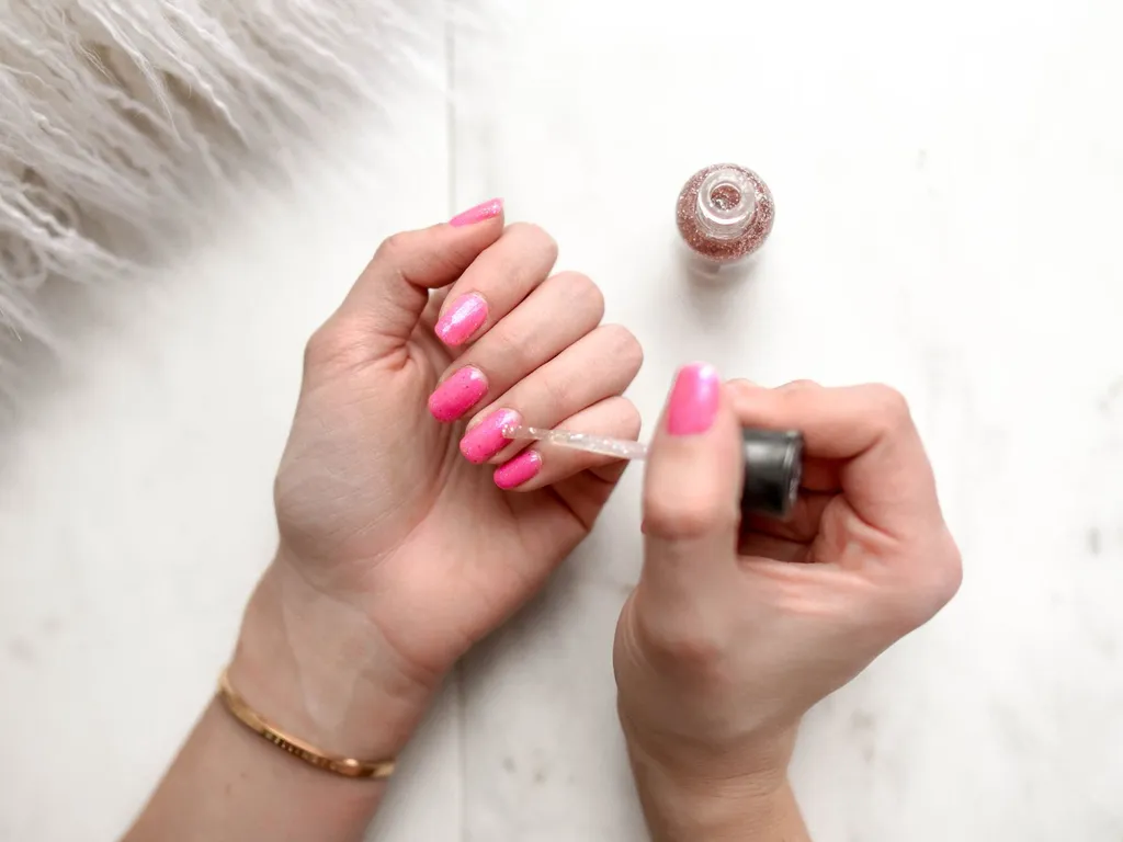 application-de-vernis-a-ongles