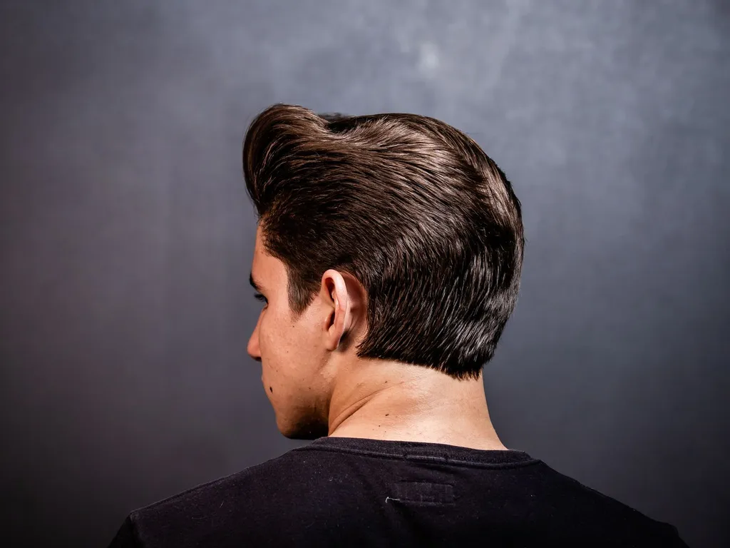 Plaquage lisse sur cheveux texturés, la méthode pour une finition miroir qui tient sans abîmer