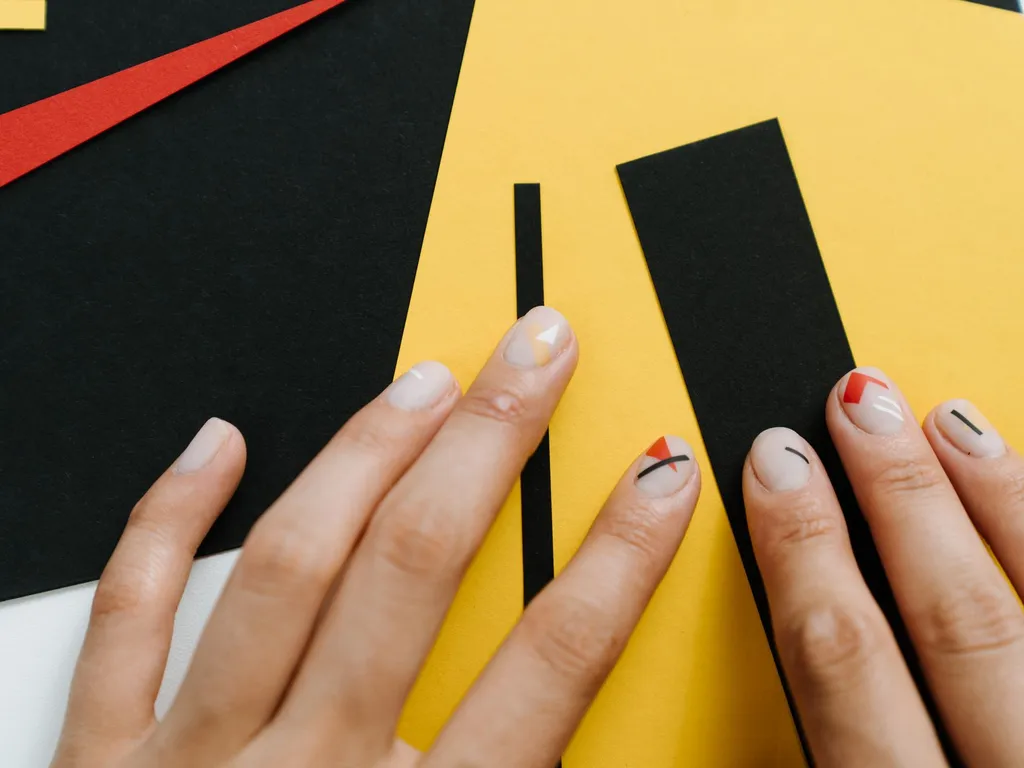 La manucure russe vaut elle vraiment le coup ? Technique, tenue, hygiène et prix pour choisir un bon salon
