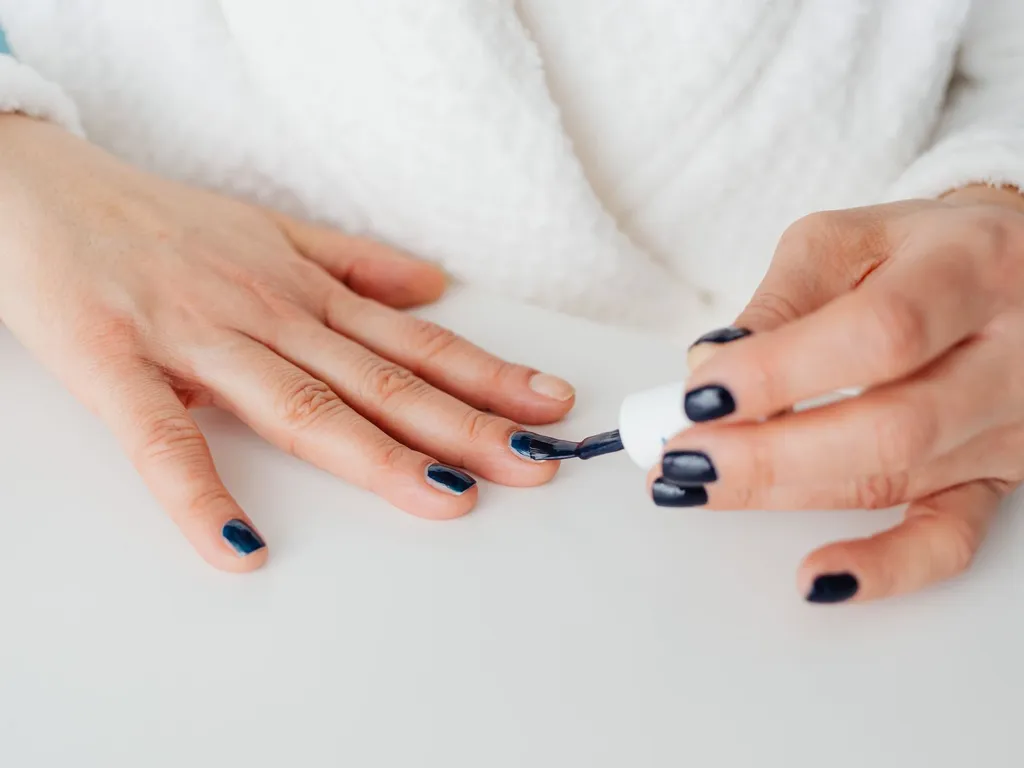 ongles-de-couleur-sombre