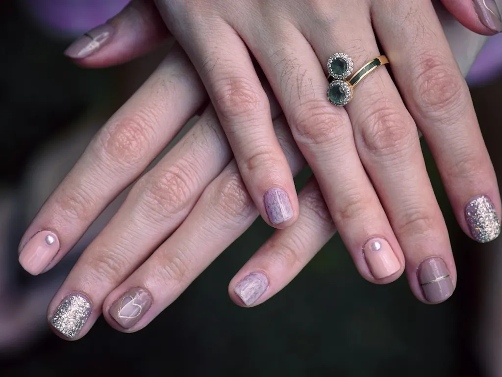Glazed nail, l’effet ongles nacrés ultra brillant : le reconnaître, le réussir et choisir les bons produits