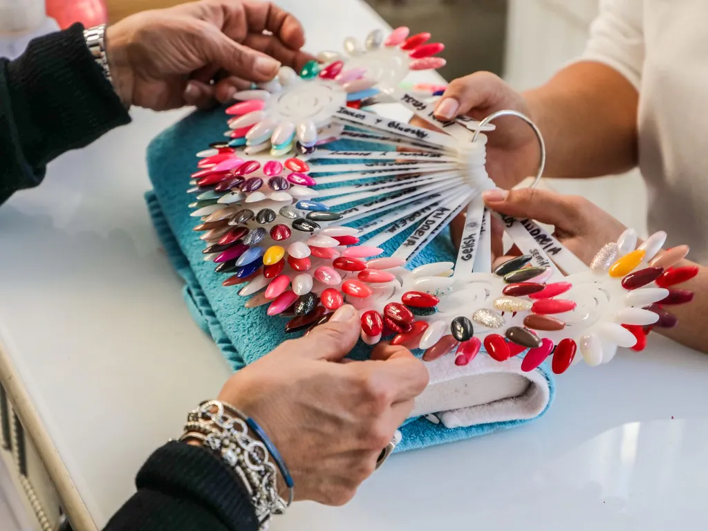 Gel ou semi permanent : lequel choisir selon vos ongles, votre budget et votre rythme de vie ?