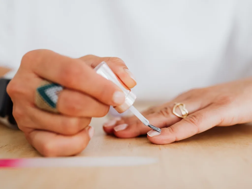 Vernis semi permanent et piscine : tient-il vraiment au chlore et comment le faire durer ?