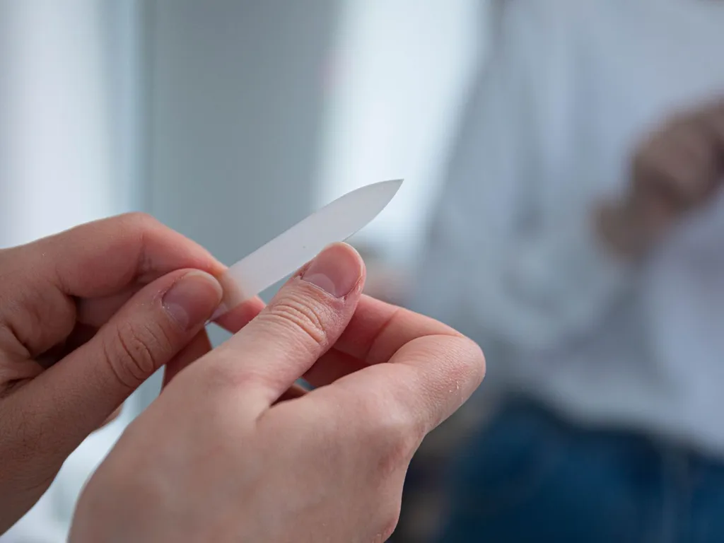 Ongles cassants, mous ou dédoublés : les causes les plus fréquentes et les solutions qui fonctionnent